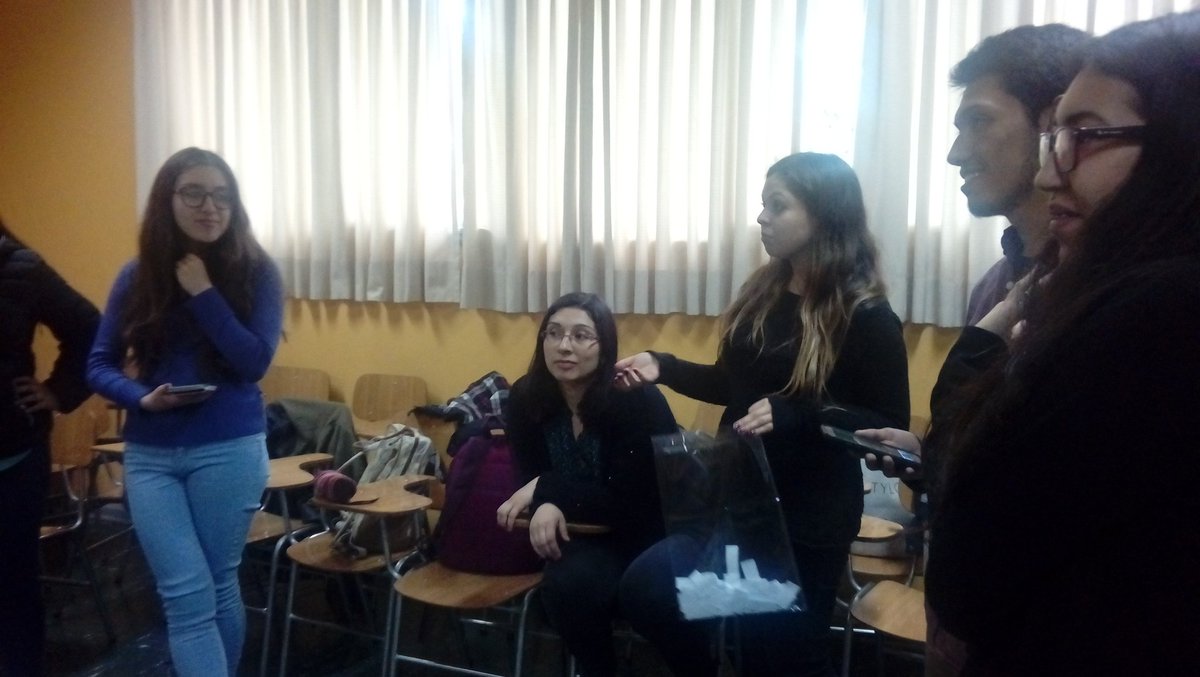 Martha_UBB's tweet photo. Capacitación de Tutores #UBB jugando el ludo "Atravesando tu malla" preparamos la IV Inducción @YoSoyUBB https://t.co/3H8waysg0y