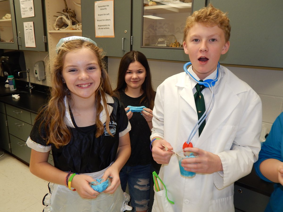 EGFCMS's tweet photo. Cool Science! #HappyHalloween2017 #CMSRules https://t.co/VzmXzNJ38A