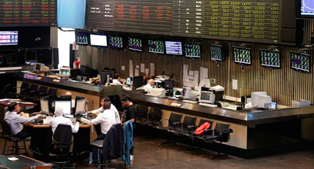 Ambitocom's tweet photo. #EfectoReforma: el #Merval ganó 1,9% y #bonos perdieron hasta 1,1% (#RiesgoPaís salta 4,6%)
Por @jpmarino79
https://t.co/xnY7hvlo6F https://t.co/UpPRNMCJKm