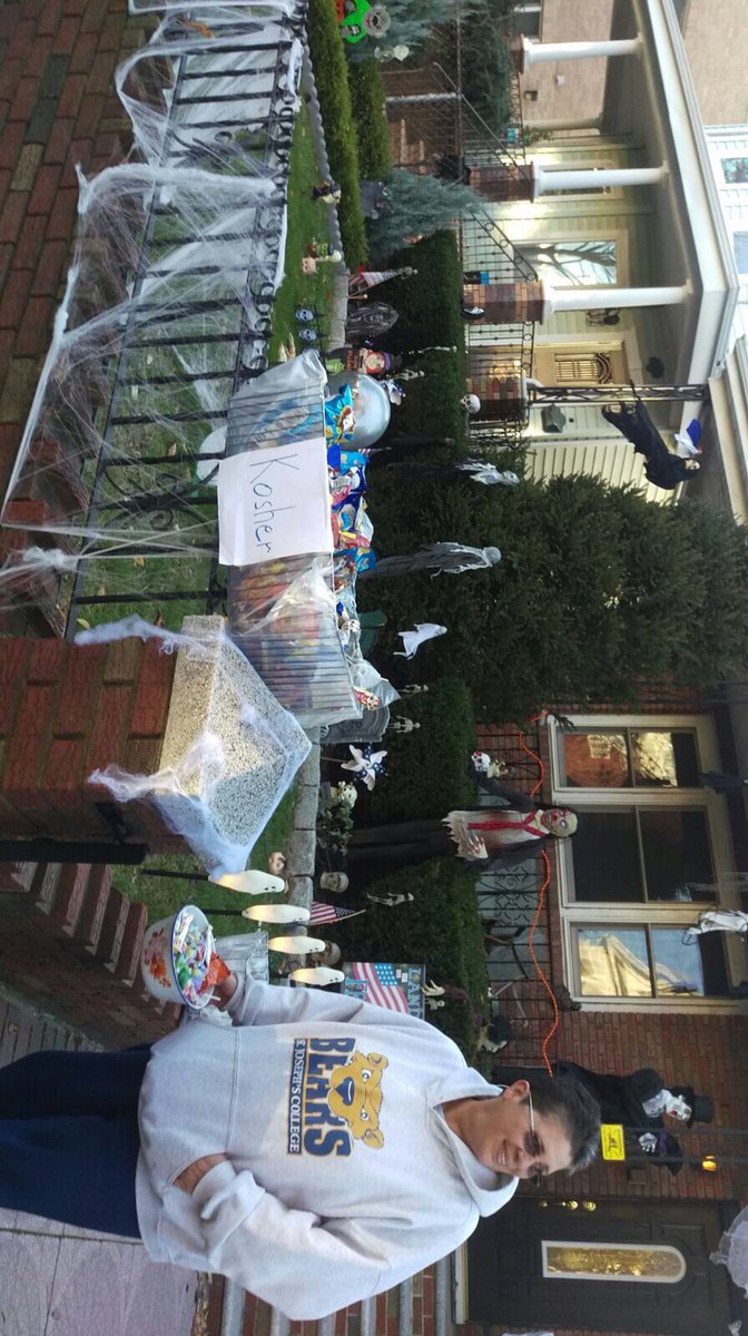 jetsagony's tweet photo. @hasidic1 kosher trick or treating in Kensington https://t.co/O8c5MJYlen
