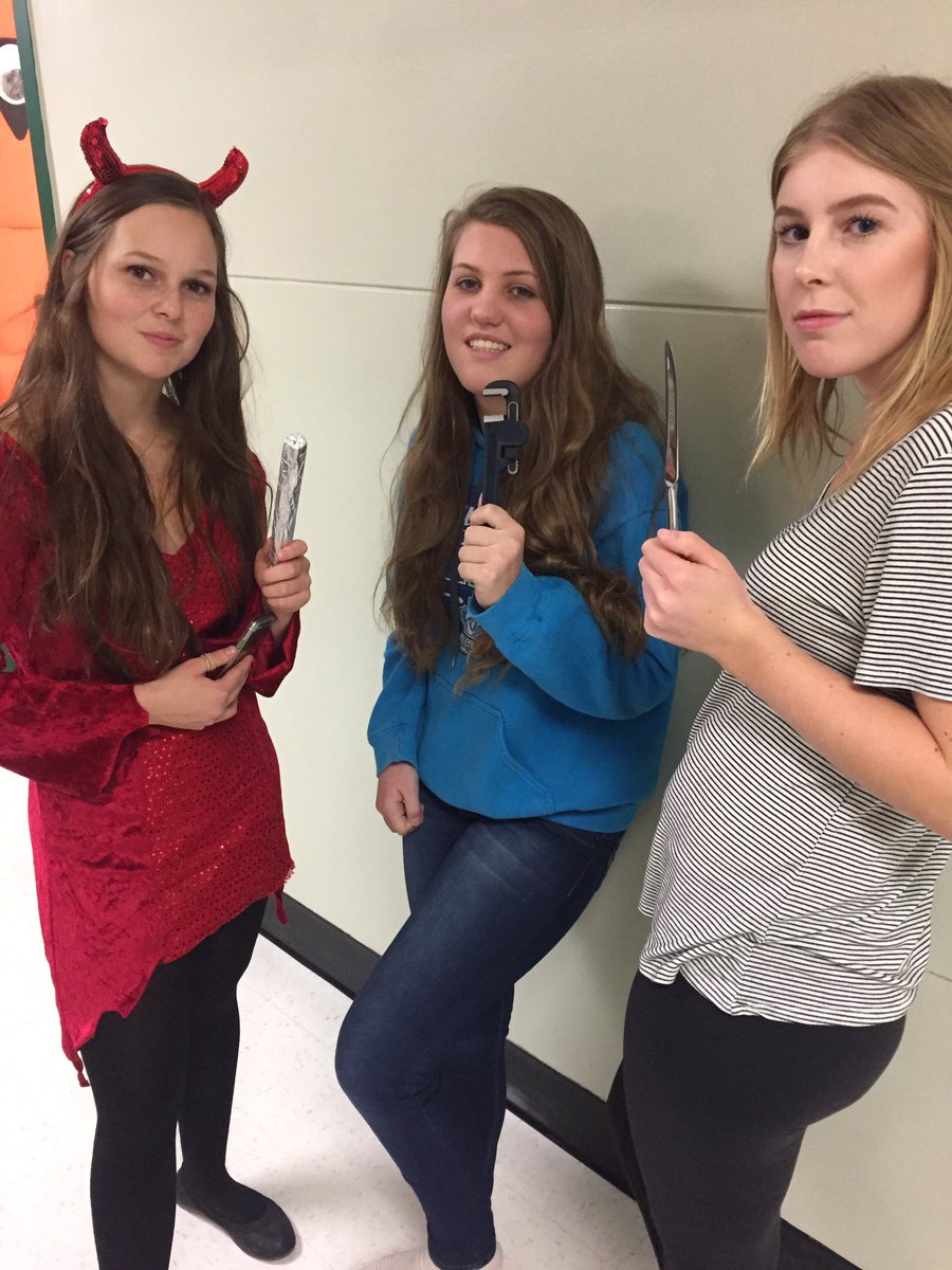 Karlasilb's tweet photo. A game of Clue for Halloween. #SLCfun #wholeschoolactivity https://t.co/OgjUkmpXis