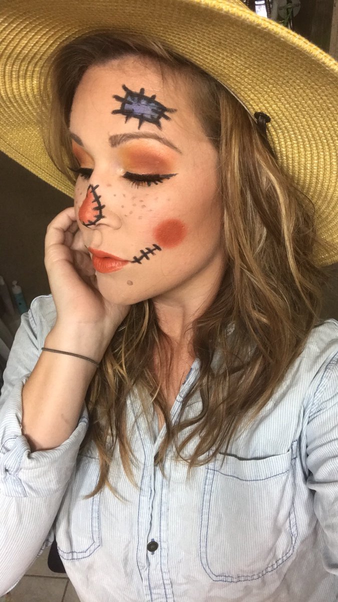MasekAmanda's tweet photo. Thanks @juviasplace and @MorpheBrushes @Jaclynhill for the perfect make up for this look! #mascaradepalette #MorphexJaclynHill #Halloween https://t.co/sTsrzMPbVj
