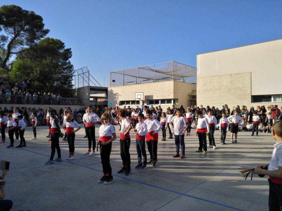 Rieraderibes's tweet photo. Hem fet una festassa, èxit de públic i d'actuacions!!! L'aprenentatge amb sentit. Bona feina de la comissió de festes de @Rieraderibes  i de tots aquells que hi han participat, FELICITATS!!! @xepig16 @escolanova21 @FundacioBofill https://t.co/FFyd8UK01P