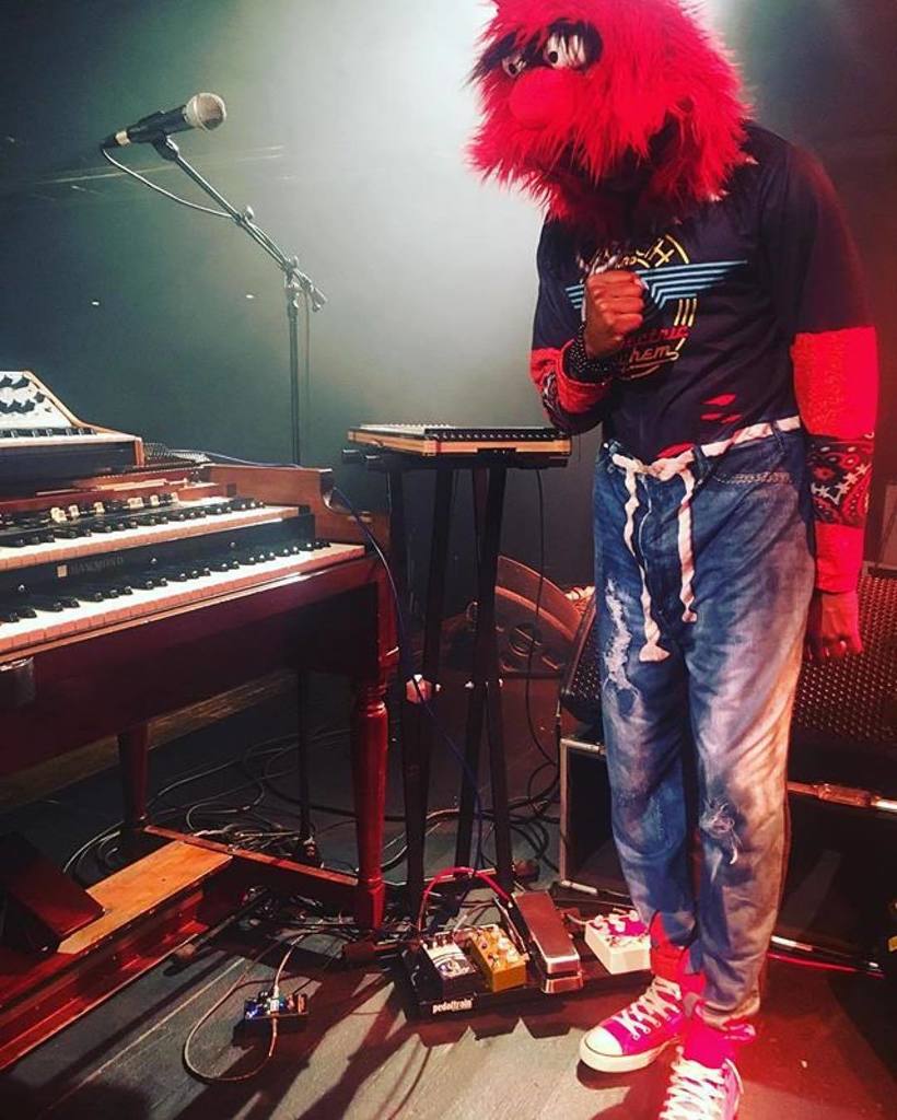 EarthQuakerDev's tweet photo. ⚡️🙌⚡️
#Repost @_coryhenry
・・・
#happyhalloween from #TheChiefApostle #GoodTimesAhead in Herning, Denmark with #TheFunkApostles !!!! #GoodDa… https://t.co/fS2jgRyZFi