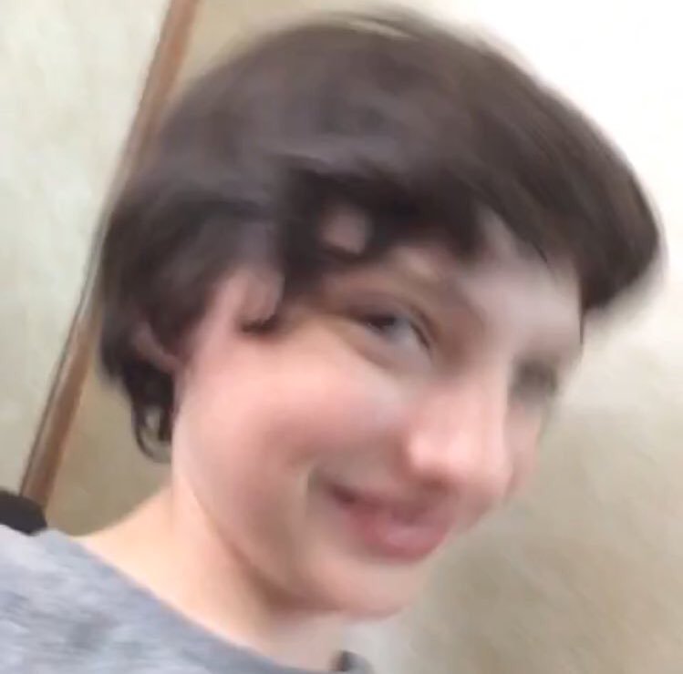 gabrielardiias's tweet photo. "millie foi quem deu a idéia do beijo mileven no 2x09" #StrangerThings https://t.co/DtTu59e0q4