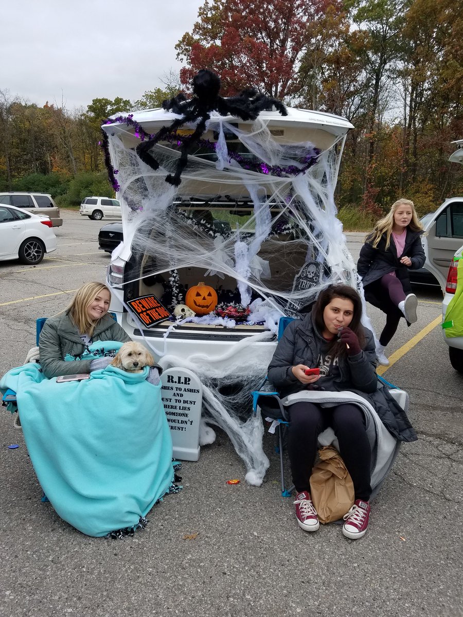 kimjlarosa's tweet photo. Had a blast at the first SHS Trunk-or-Treat! #shslearn #sascompass #linkcrew #dancingdinosaur https://t.co/qymwt4sXKd