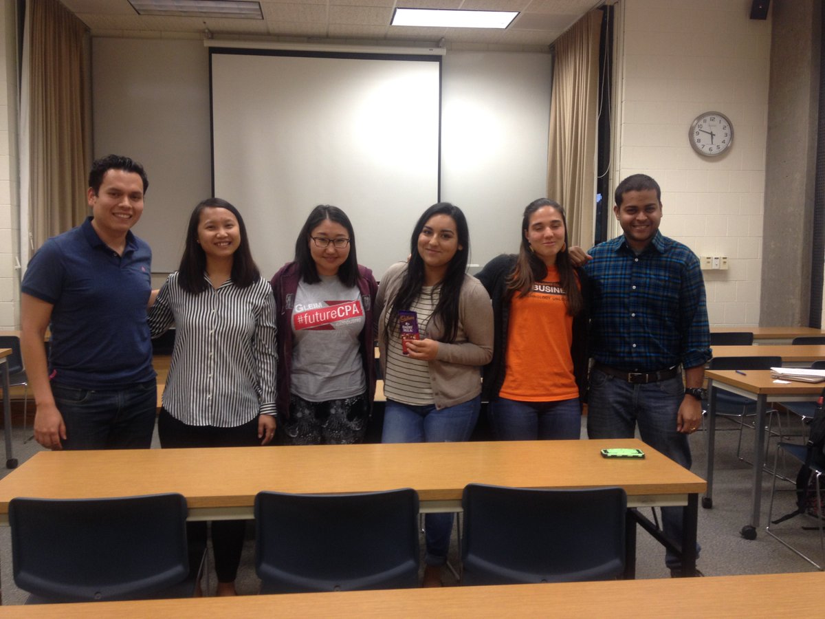tseeko_m's tweet photo. Our weekly meeting! #RIT #WomenInBusiness #GleimCPA #futureCPA https://t.co/QsX6OpEQwW