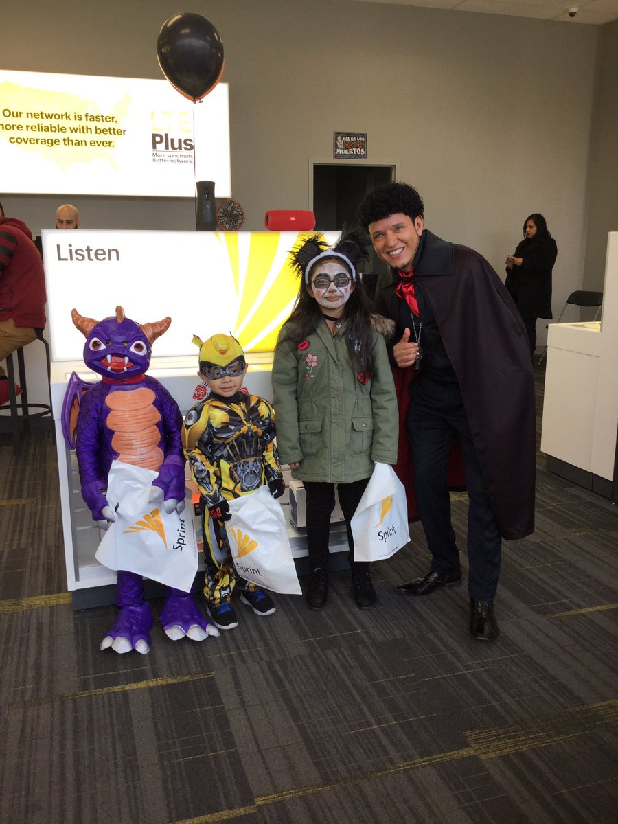 Western_WC's tweet photo. Happy Halloween from WC Sprint! @TheMoeSalah @sdykow01 @Sprint4Chi #HappyHalloween #DiaDeLosMuertos #sprintforward💪💪💪 https://t.co/5duDGJVadA