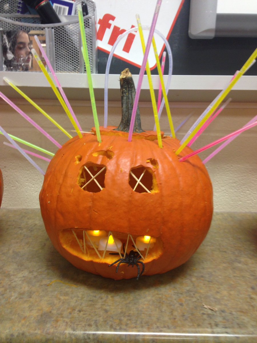 LDubsGatestone's tweet image. Pumpkin Carving Contest! #colourchallenge #class78