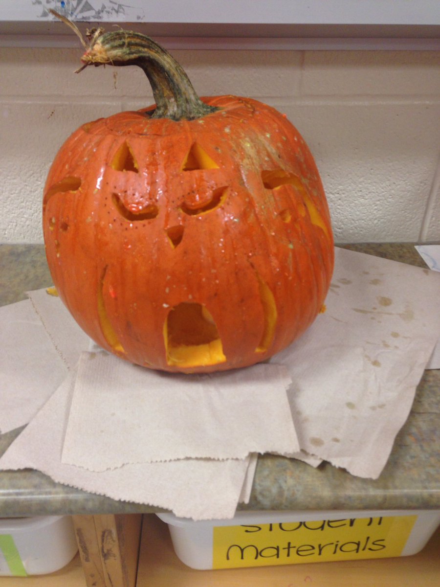 LDubsGatestone's tweet image. More Pumpkin Carving Contest! #colourchallenge #class78