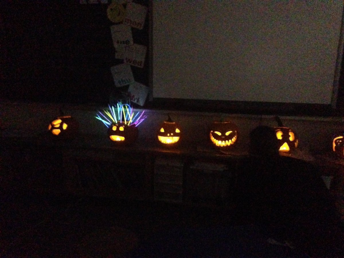 LDubsGatestone's tweet image. More Pumpkin Carving Contest! #colourchallenge #class78