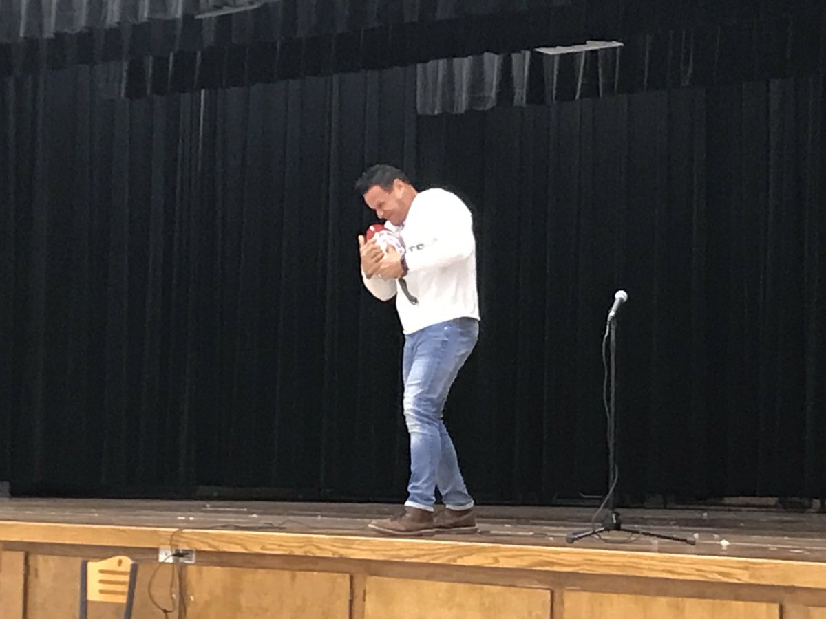 BrownELAR's tweet photo. Jeff Neal spoke to RJH about working hard and the dangers of following the crowd.
@whatsnewatrjh #jeffneal #robinsonisd https://t.co/xIA05mnVjT