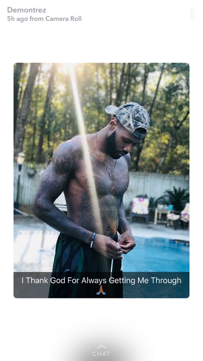excusemelee_'s tweet photo. WHO DOES MY EX THINK HE IS?! I’m about to hit him with the “hey bighead”. https://t.co/qRb2YjqZYO