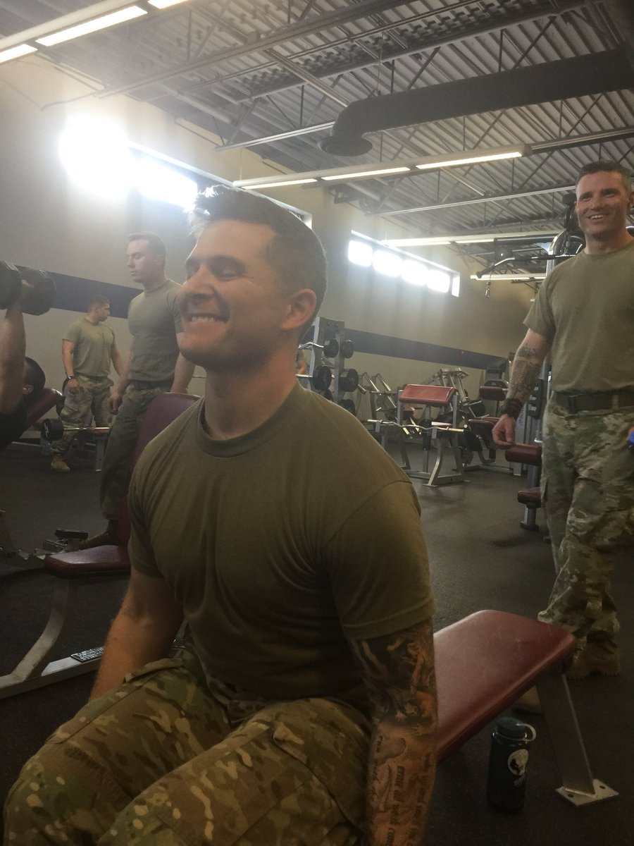 1_23IN_B5's tweet photo. @1_23IN_B6 Blackhawk command team getting a last minute swole sesh in before live fires #reps #halloween #bouldershoulders https://t.co/aSdcIkeJBF