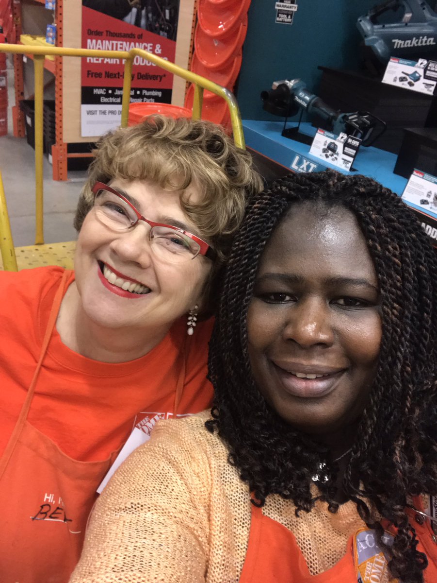 JuanitaQ1's tweet photo. Showing off our Orange pride @hd_2727 #MWOCT2017 #MWSpirit17 @WinsorKathryn @SWHR33 @K_Wilson2727 @HosinskiKelly @BeverlySSmith1 https://t.co/lAvnCmEyi9