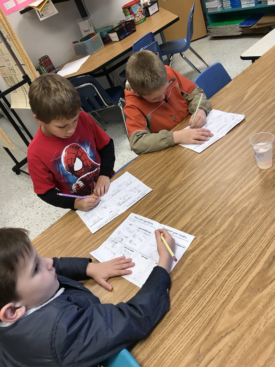 Marcu8Marcus's tweet photo. Candy Corn STEM in second grade made this Halloween exciting! @WESWOODCHUX https://t.co/RxxGWTT5C3