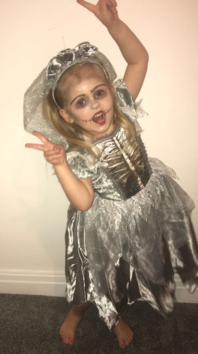Sandramcculloc4's tweet photo. Halloween 🎃 2017 🖤🕷 https://t.co/fGI0hdq06l