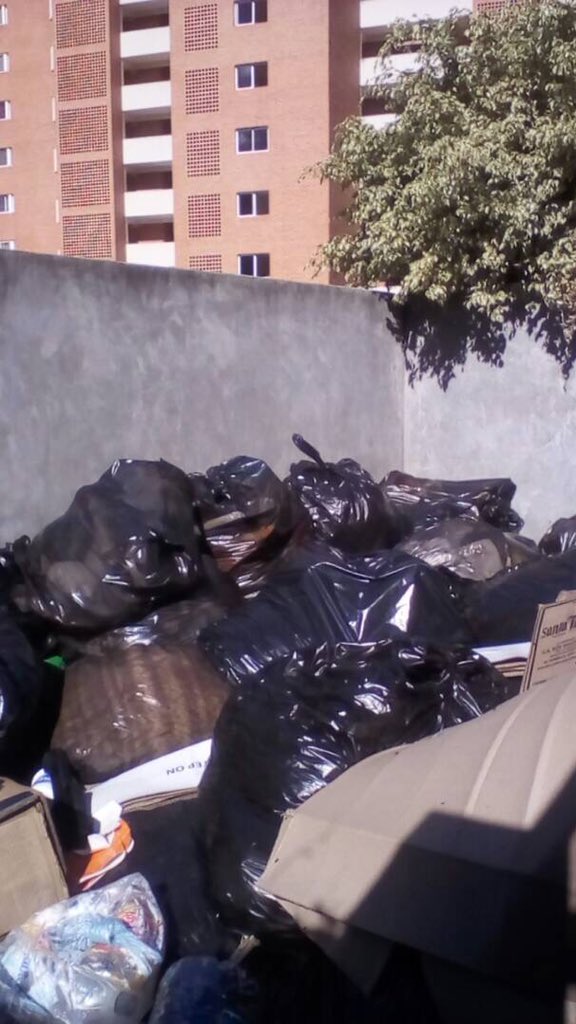 veroperezm's tweet photo. Será que se olvidaron que la basura se recoge? Esto es en @kaizavila3 @SoyParqueCaiza @Egutierrez999 https://t.co/KplHqr1FYF