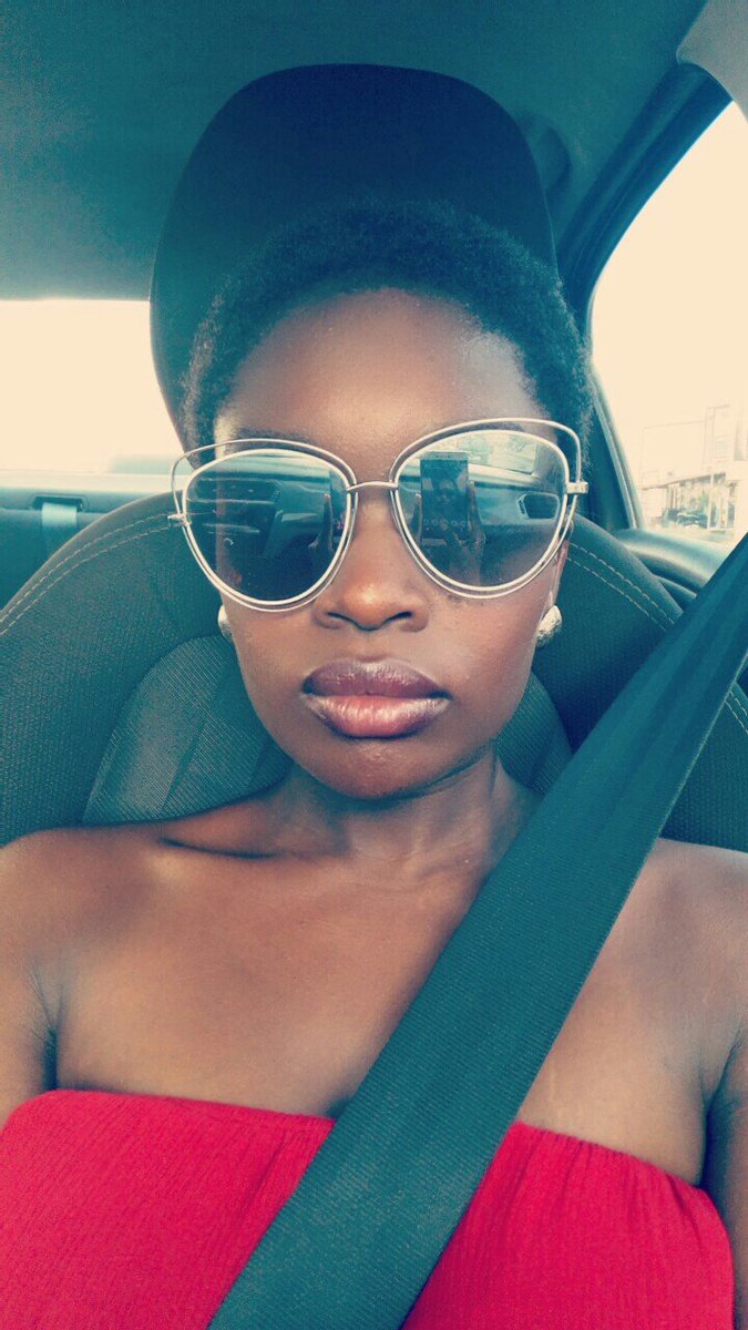 AwaBD's tweet photo. Yup les cheveux crépus sont si versatiles #PosteTesCheveux https://t.co/iiagIp4q4K