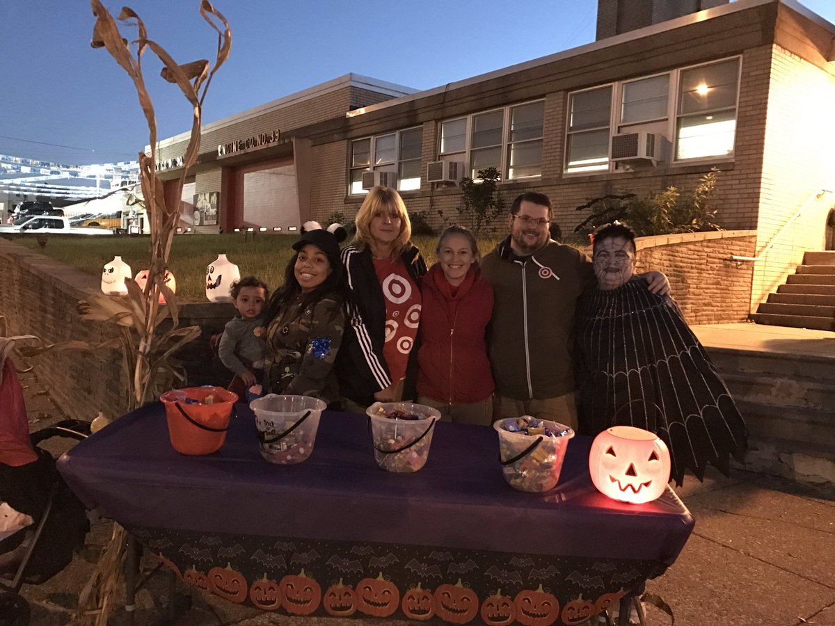 Such a fun night partnering with Philadelphia PD and helping pass out candy in Roxborough! #TargetVolunteers <a href="/sdiana1021/">Stephanie Diana</a> <a href="/jacalynmoretto/">Jacalyn Moretto</a>