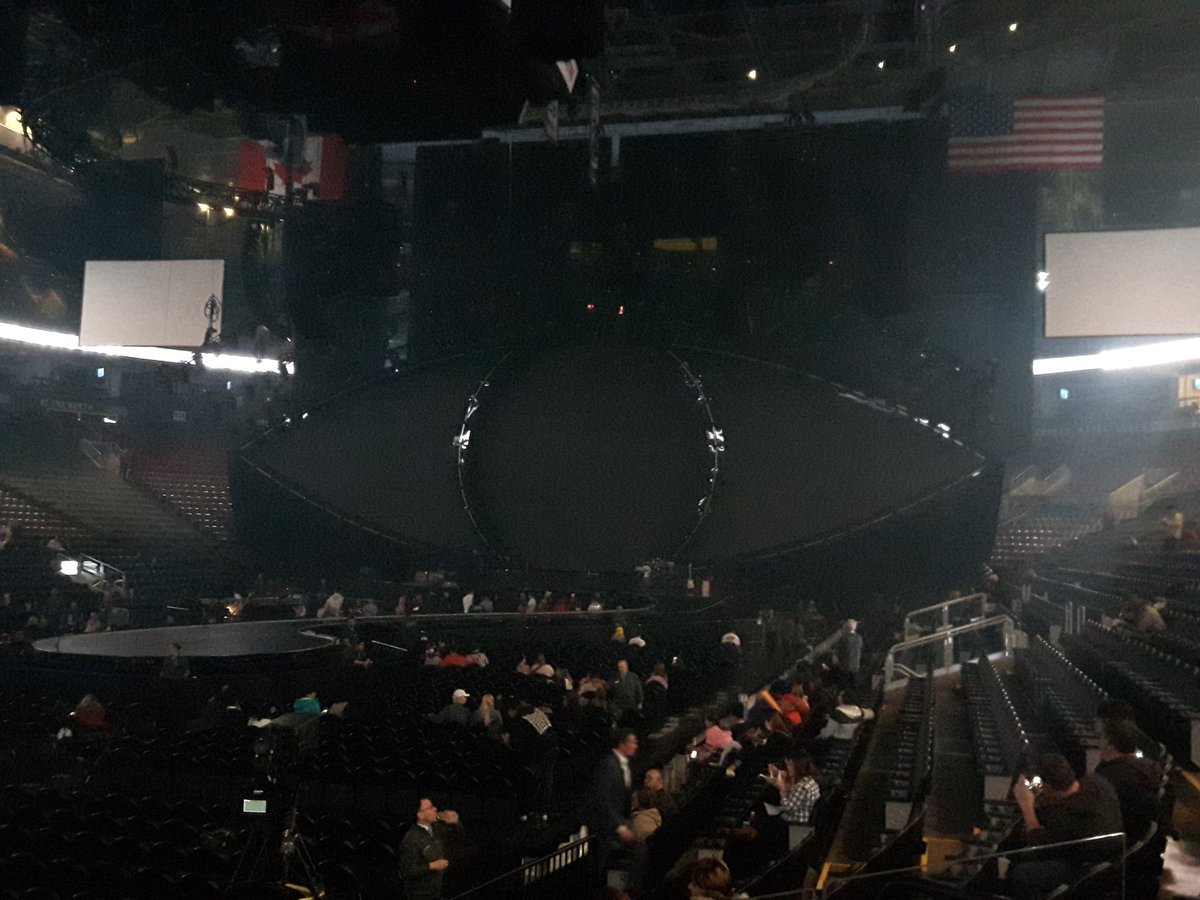GageMinard's tweet photo. We're here! SO EXCITED! #WITNESSTHETOUR #katyperryTO #KatyPerry #Halloween2017 https://t.co/J3yFuwTitY