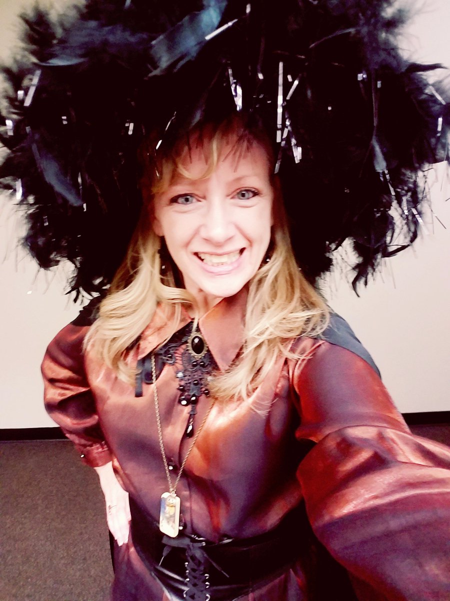 KeyLimeMeredith's tweet image. Happy Halloween #Thankenstein #t-mobile