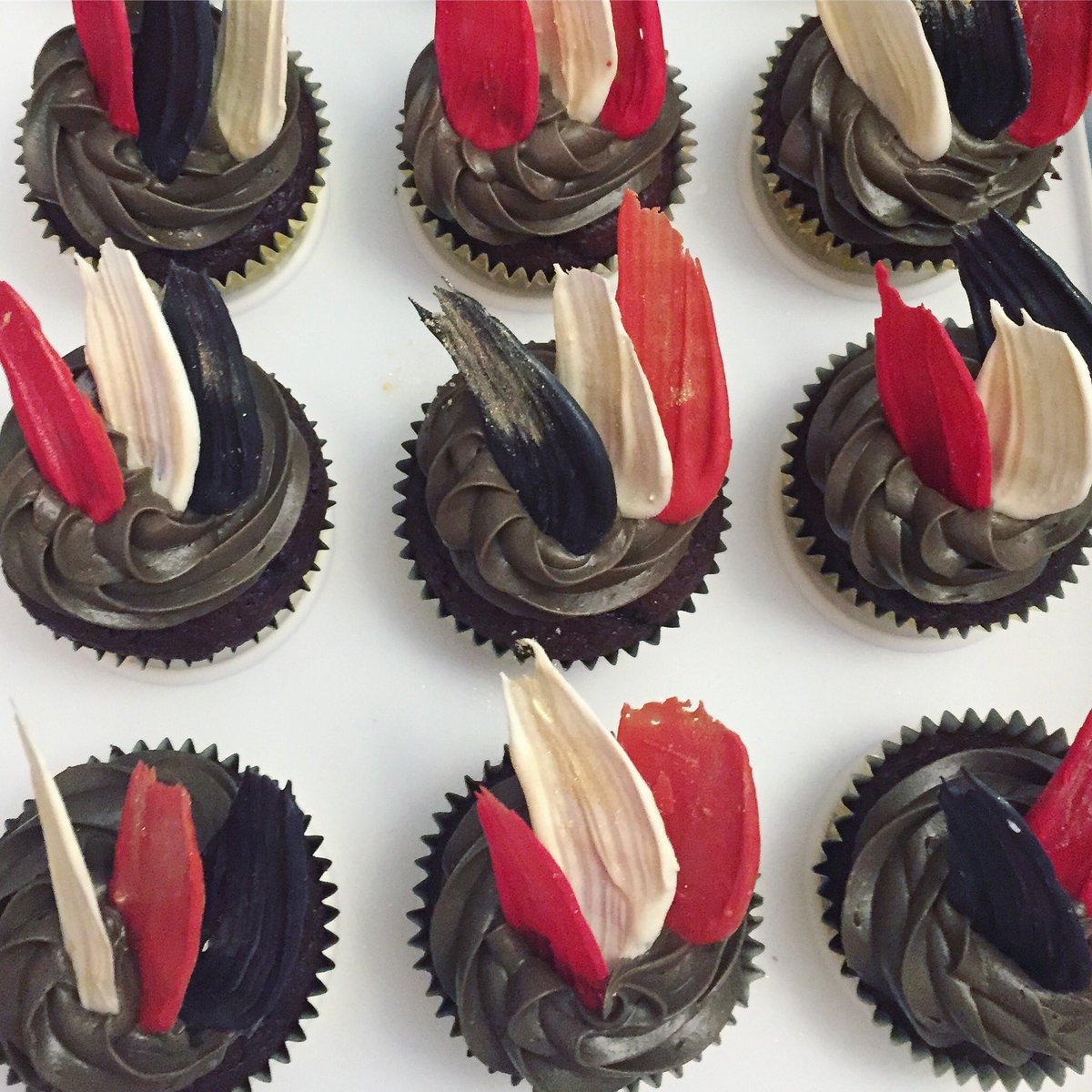 Miki_Eats's tweet photo. Chocolate Wing cupcakes for The Halloween themed Birthday Party 🎉 
#brushstrokecake #cupcakes https://t.co/UB1jqfNYsZ
