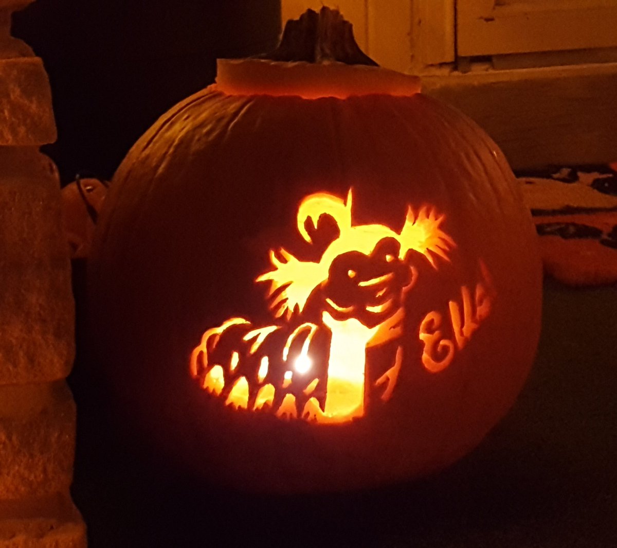 MuppetsHenson's tweet photo. Our 2017 Pumpkins - Jim Henson's "Labyrinth" - Jareth (David Bowie) and The Worm #Labyrinth https://t.co/3giB9iiJrf