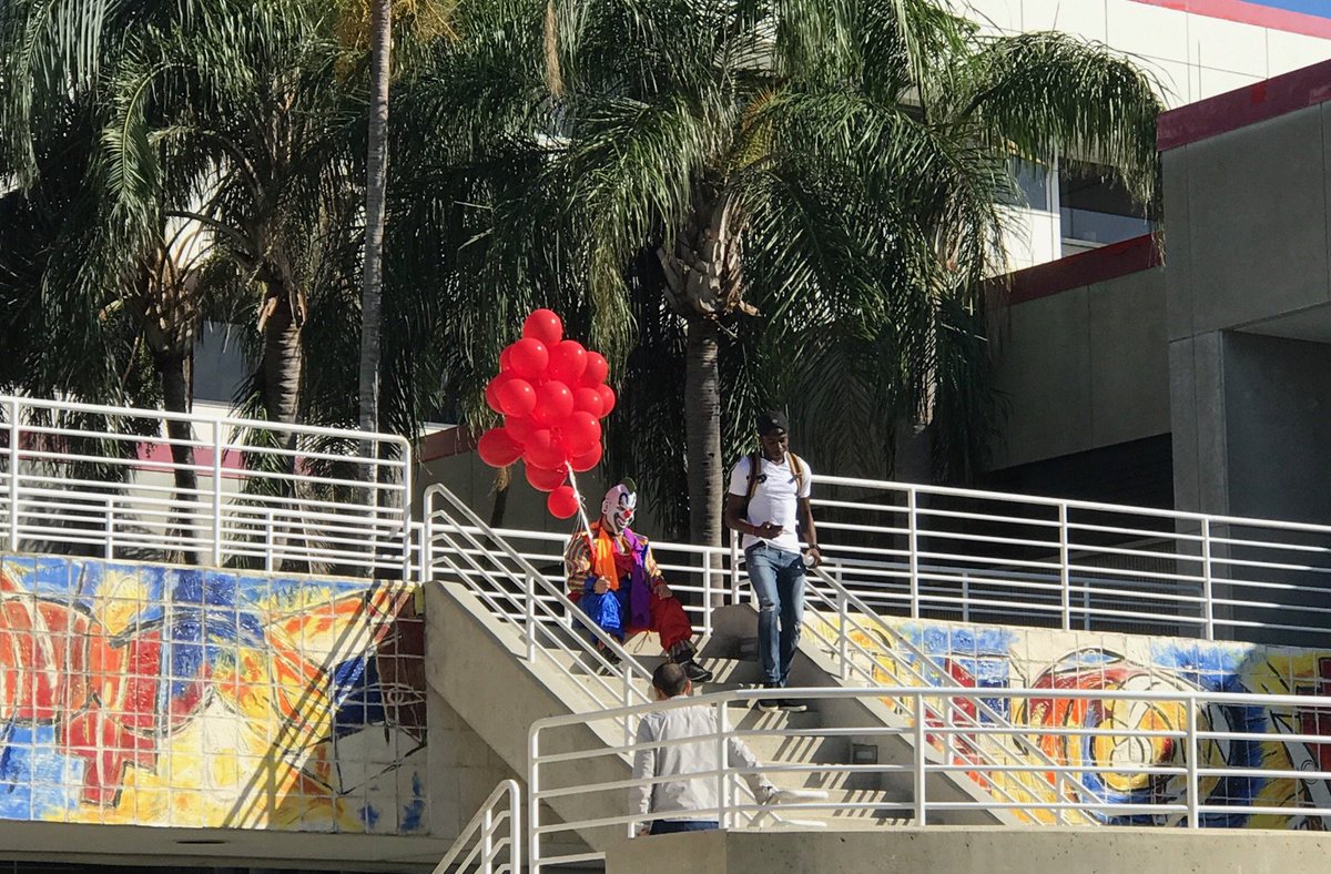 MiamiHerald's tweet photo. A clown showed up on Florida International University’s campus and students freaked out https://t.co/ikO0HRAjUP https://t.co/oV1aTxPAsN
