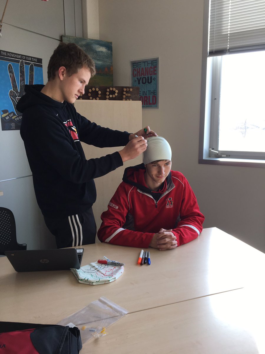 KellyH5581's tweet photo. @AAHSeveryday 3A showing off their artistic talents with the brain caps! #psychrocks #brainbee2be 1/2 https://t.co/VfZiVpNw5R