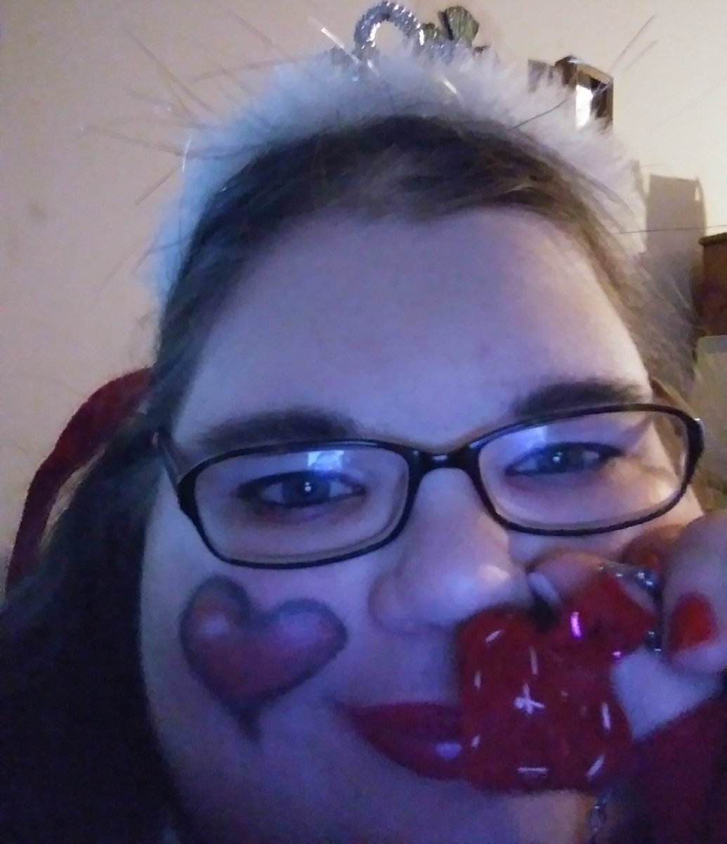 AReadingOne's tweet photo. Happy Halloween from The Queen of Hearts! https://t.co/NNpgiJCrH5