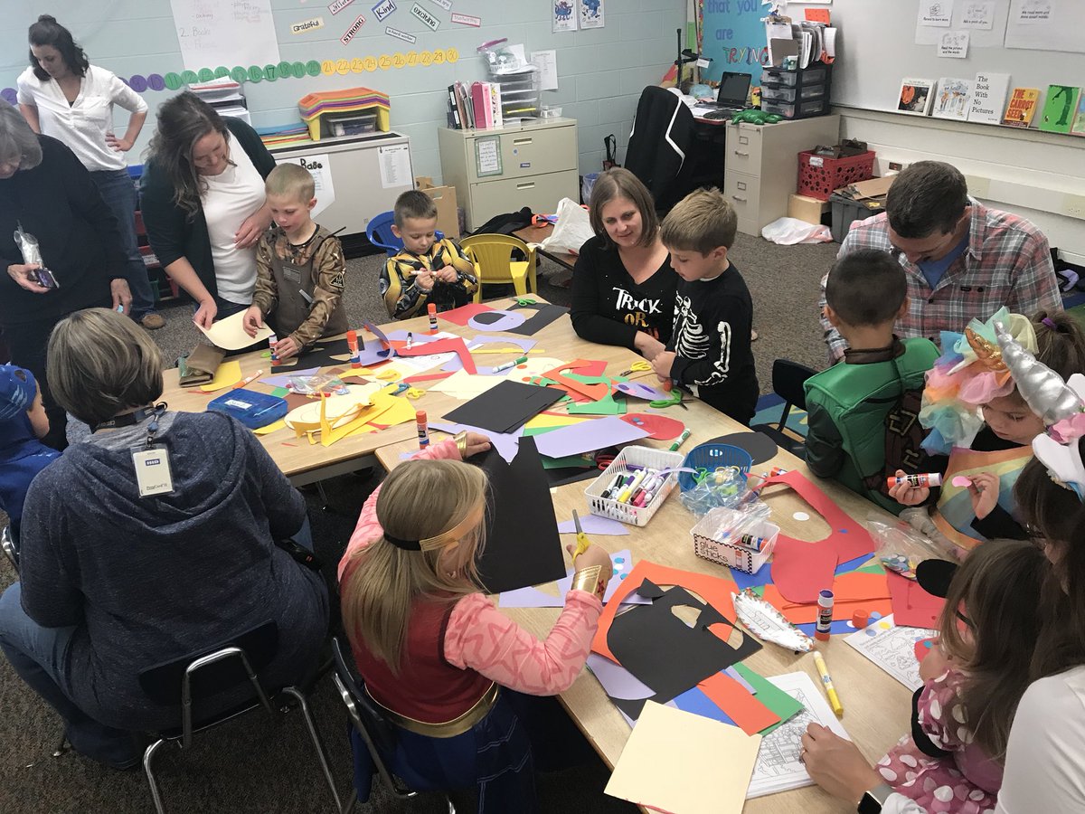 MrsMannsKStars's tweet photo. Halloween was definitely a spook-tacular time!! 🎃👻 https://t.co/gHBgJqvMSB