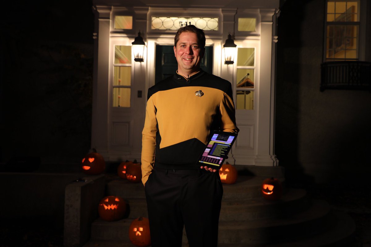 AndrewScheer's tweet photo. Resistance to candy is futile. Happy Halloween! #KirkVersusPicardVersusJaneway 🎃 https://t.co/zp7GrBcPA1