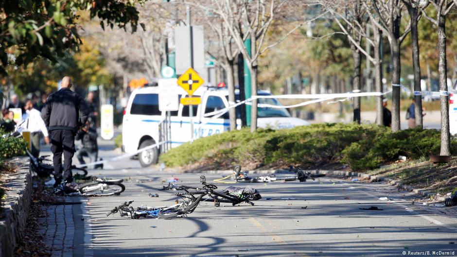 dwnews's tweet image. Pickup truck plows into bicyclists in New York City leaving several dead #NYattack trib.al/EEejRLV