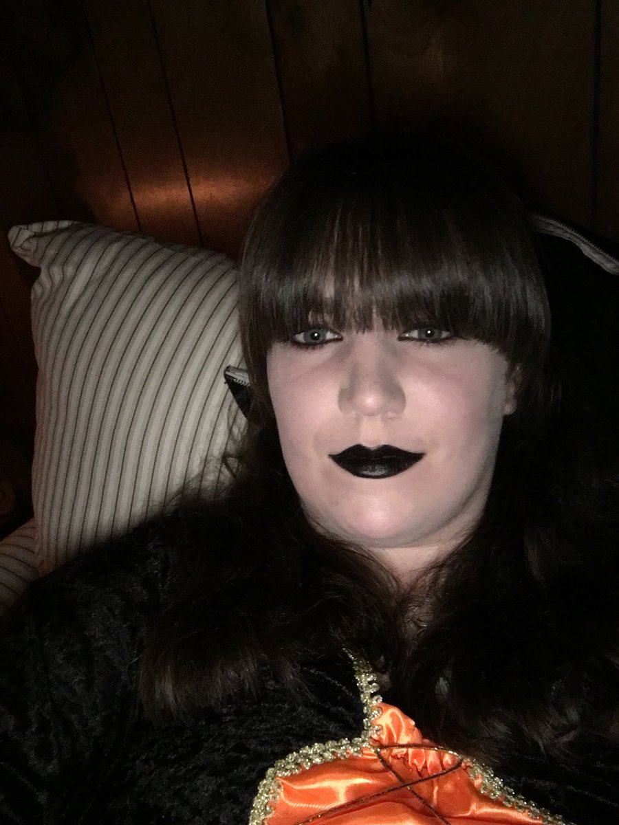 meghan_norrell's tweet photo. Happy Halloween! 🎃😈 #witch #missinghat https://t.co/BZjEdMG88l