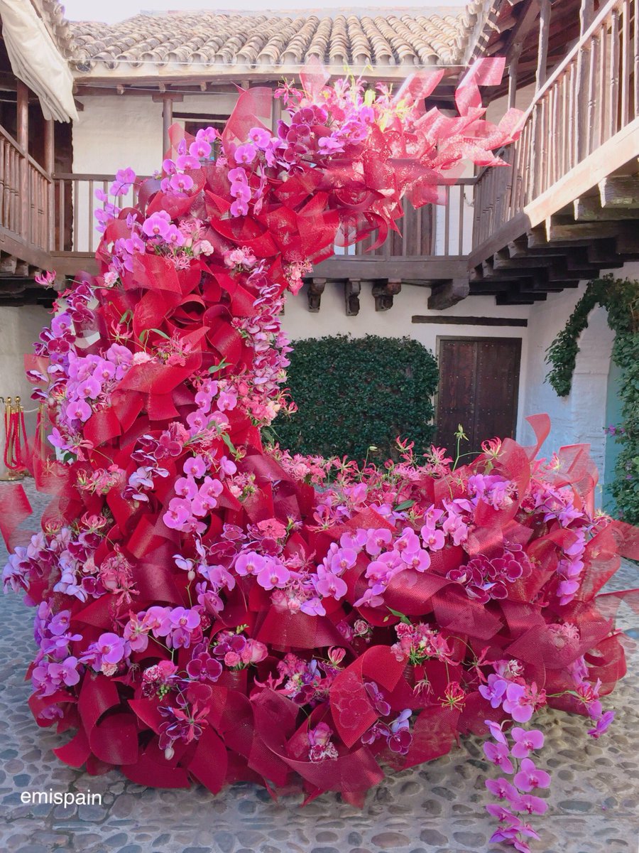 emi_spain's tweet photo. #コルドバ のパティオは5月だけじゃありません。今年初めて開催されたFLORA Festivalは日曜日に終了。伝統的なパティオと近代的なフラワーアートのコラボをテーマに、8人のアーティストにより8つのパティオが鮮やかに飾られました。#flora2017 #CordobaEsp https://t.co/KcQgIiaWf8