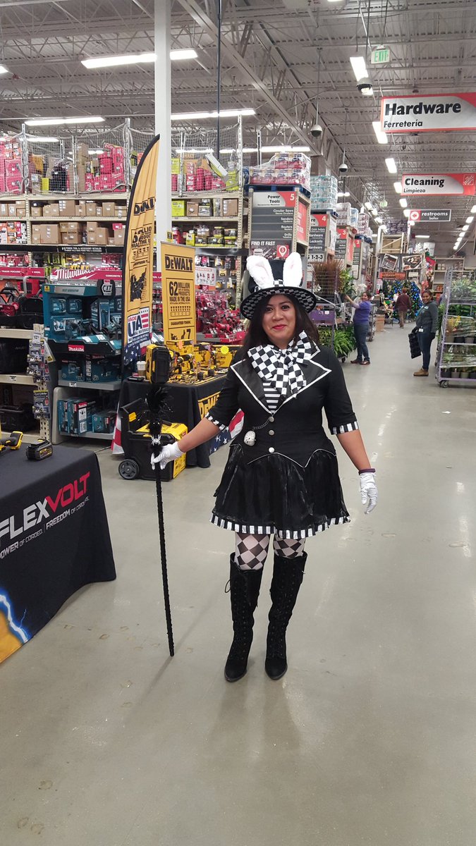 koneastrid's tweet photo. Halloween in action from front end to receiving... #2509 #frontendrocks #bethesdahalloween
#bestFES https://t.co/3JMK592cUG