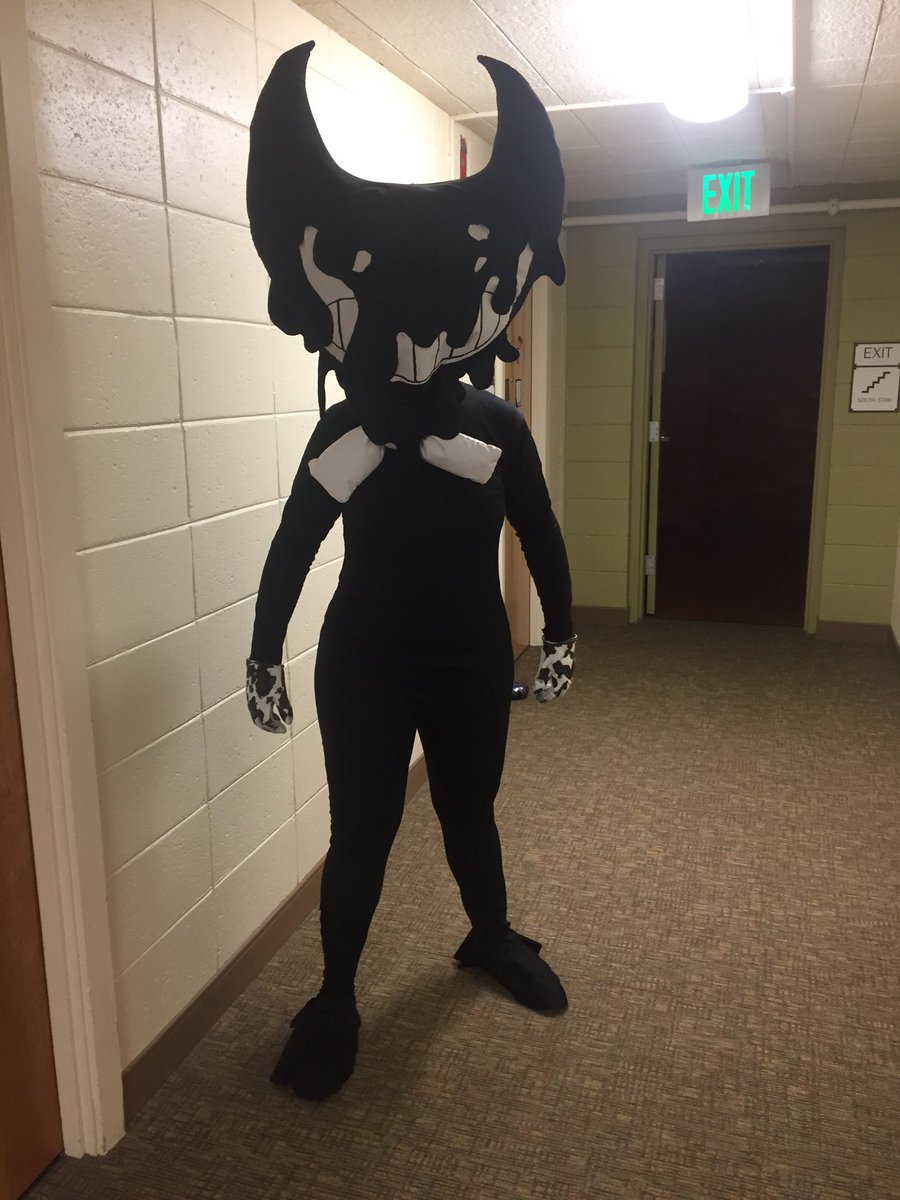BecksterCorgiMT's tweet image. MY COSTUME. IT TOOK A LOT OF WORK AND IT WAS WORTH IT #BATIM