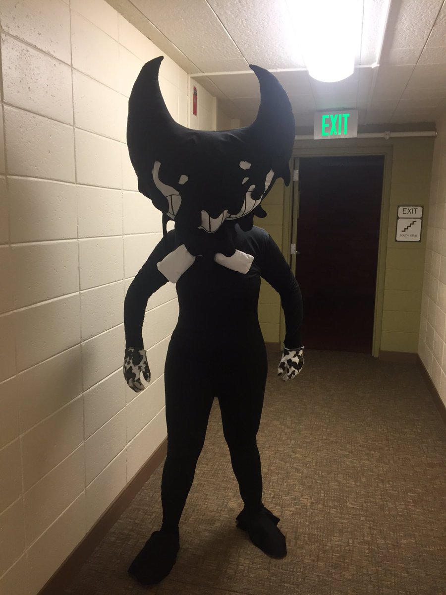 BecksterCorgiMT's tweet image. MY COSTUME. IT TOOK A LOT OF WORK AND IT WAS WORTH IT #BATIM