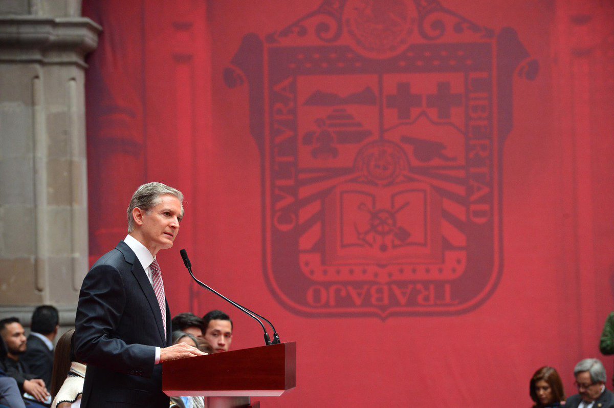 alfredodelmazo's tweet photo. La Constitución del #Edoméx es síntesis de nuestra historia y la vía para construir un estado más seguro, más incluyente y más competitivo. https://t.co/WxBkPeuJZg