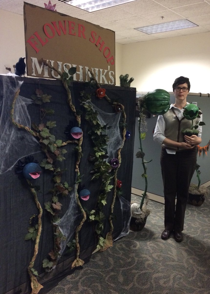 lenore3737's tweet photo. Feed me Seymour. #HappyHalloween2017 #GishOrTreat https://t.co/49X60bkHx9
