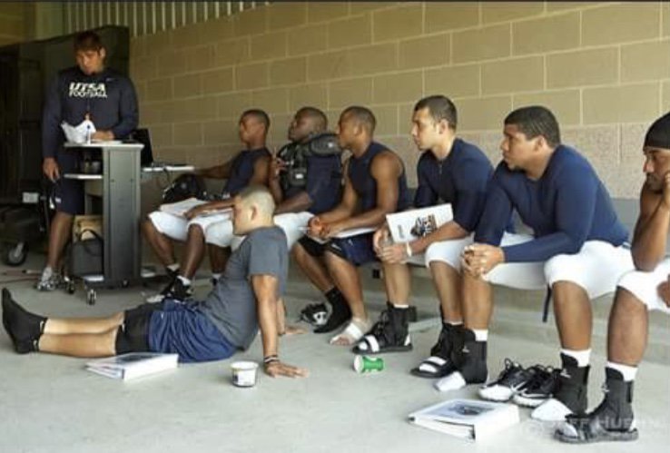 GlascoII's tweet photo. Back when we were using UTEP’s old jerseys, practicing at a highschool stadium and meeting outside. UTSA has come a long way! @Evil_Evans https://t.co/Bsx5C695NX