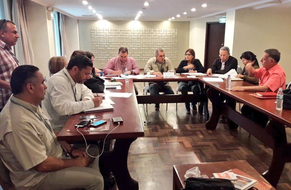 PanchoArias2012's tweet photo. Muy productivas nuestras mesas de trabajo. Juntos realizamos un plan para que el Zulia sea lo que siempre ha debido ser, un estado potencia. https://t.co/yl10t6LrIs