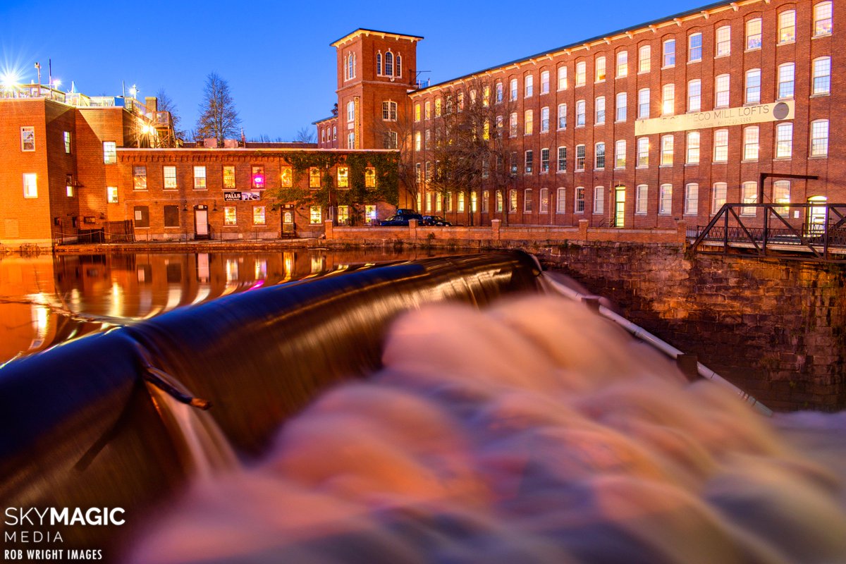 RobWrightImages's tweet photo. The Cocheco River is up and raging in Downtown Dover this evening. #NHwx @StormHour #SouEaster https://t.co/mnxBEDgTOq