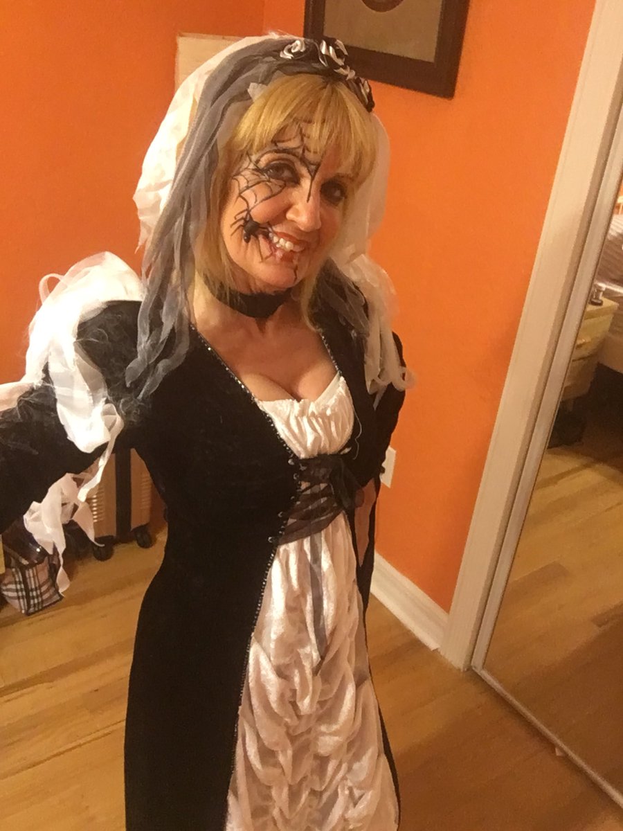 Jess2902Mar's tweet photo. Night of ghosts happy Halloween folks #spooky #ghosts #hallowennight https://t.co/PSUyIrEVxx