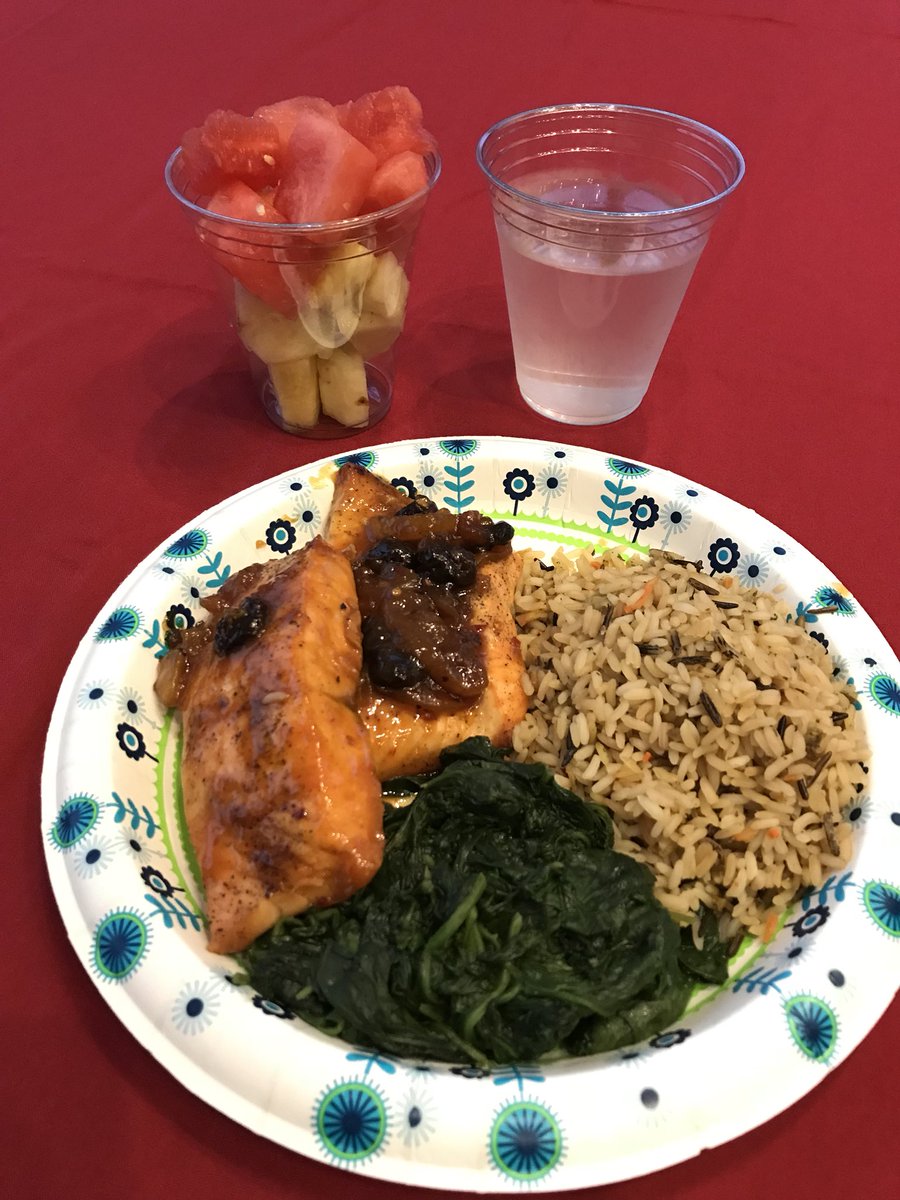 CoachAlanBishop's tweet image. Houston Basketball Training Table
•Salmon
•Wild Rice
•Spinach
•Watermelon
•Pineapple 
#Nutrition #EatForPerformance