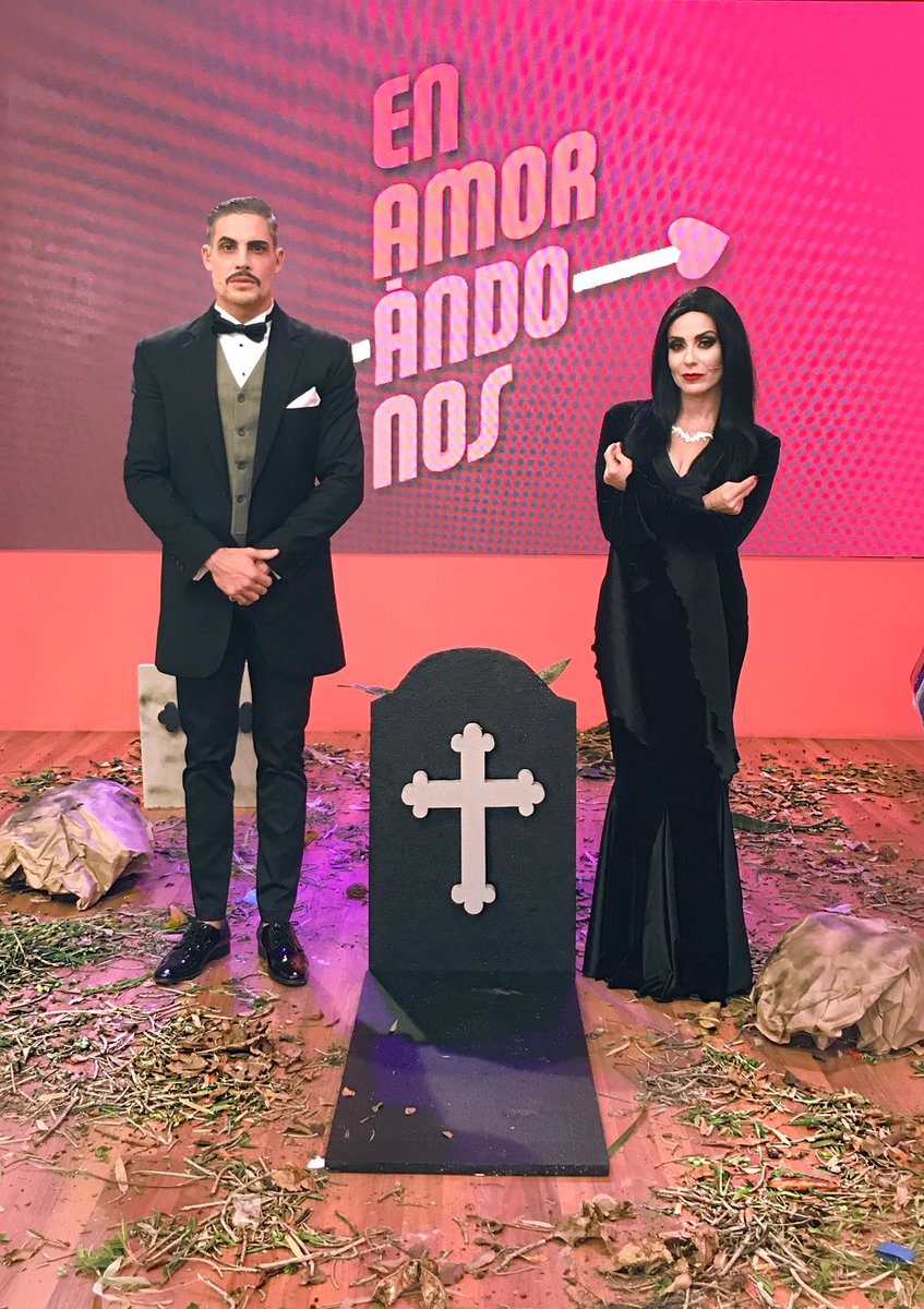 AdrianCueOf's tweet photo. #HalloweenEnamorandonos a disfrutar la fiesta! https://t.co/NixDmWSsp7