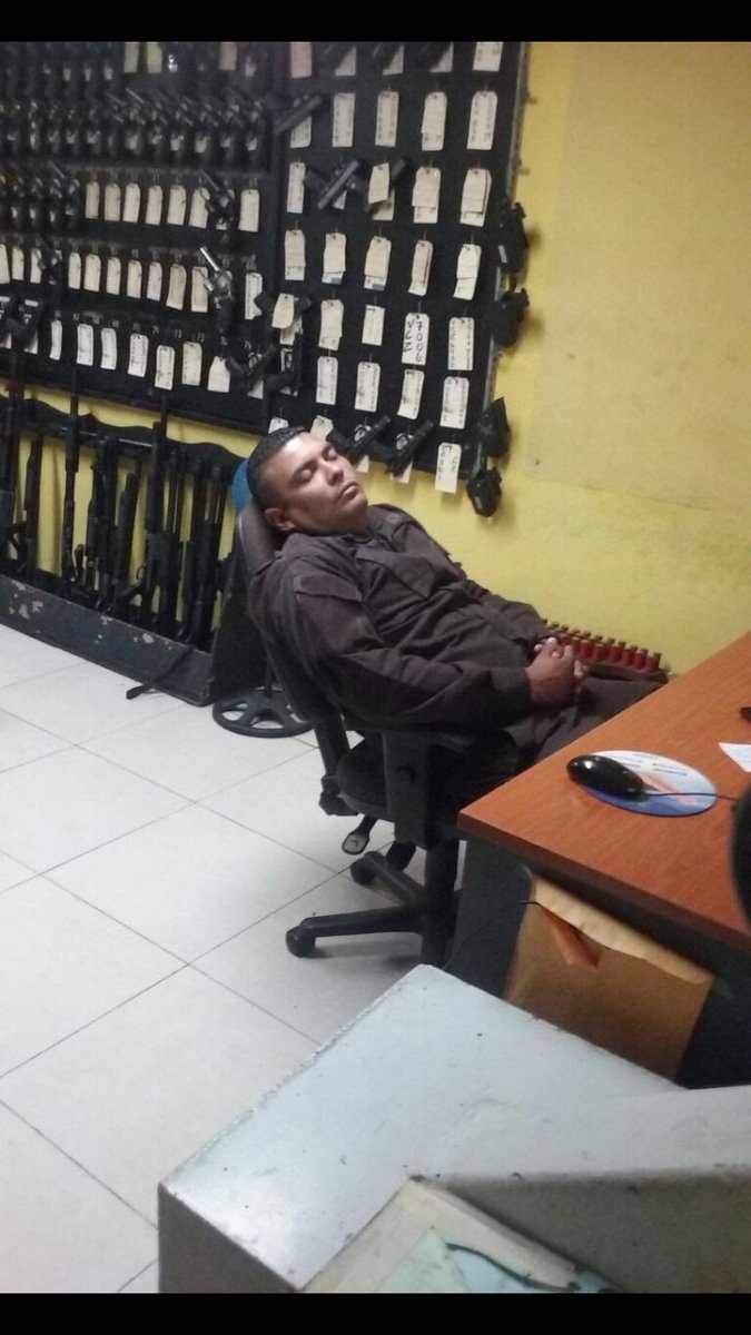 Bandida_pty's tweet photo. @panamamunicipio @jblandonc @Denuncialo_Pma Que lindo este Policía Municipal pegando los ojos en servicio Que lindoooo https://t.co/NOIH5pedus