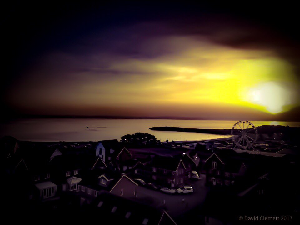 Sunset at Barry island with  Drone from my front Garden <a href="/ItsYourWales/">It's Your Wales</a> <a href="/Barrybados/">#Barrybados</a> @ruthwignall @ValePhotoClub <a href="/_BARRYISLAND_/">Barry Island ❤🏴󠁧󠁢󠁷󠁬󠁳󠁿❤ #BarryIsland</a> <a href="/HelloBarryMag/">Hello Barry</a>
