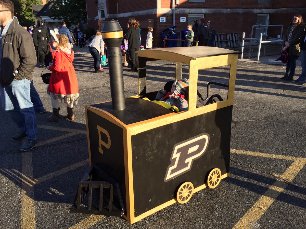 ariane_marie's tweet photo. My 3yo nephew is in a wheelchair. His Purdue alum dad made him this awesome costume! 😎 #HappyHalloween #BoilerUp https://t.co/a3Wdd5ENrO